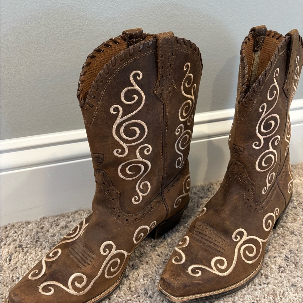 Ariat Kids Brown Boots with Cream Swirl Design